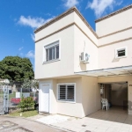 Excelente casa em condomínio com 2 dormitórios, banheiro social, living para 2 ambientes, lavabo, cozinha planejada, com fogão, geladeira e mesa de jantar,  ar condicionado novos nos dois dormitórios,