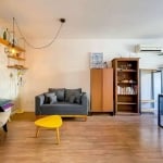 Apartamento de 54m², mobiliado, 1 dormitórios, living de 2 ambientes, cozinha planejada e equipada com armários e elétros, área de serviço integrada, 1 banheiro social. Disposto em andar baixo e com ó