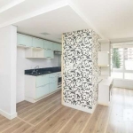 Apartamento de 56m², mobiliado, 1 dormitório com suíte, living de 2 ambientes, cozinha planejada e equipada com armários e elétros, área de serviço separada, 1 banheiro social e 1 vaga de garagem. Dis