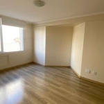 Apartamento de 1 dormitório, living bem iluminado, cozinha com armários, área de serviço separada, banheiro com box de vidro e pia de mármore.&lt;BR&gt;&lt;BR&gt;Prédio com elevador, zelador, portaria