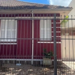 Casa no bairro São Geraldo, com 200 m², 2 quartos, sala, cozinha, 1 suíte, churrasqueira, lareira, lavanderia, vaga para 2 carros coberta. Foi reformada toda a hidráulica e elétrica do imóvel. A local