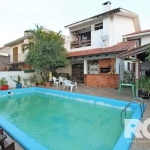 Casa de Alvenaria 5 dormitórios, 450m² na Villa Ipiranga&lt;BR&gt;&lt;BR&gt;Andar nível rua: sala de estar 3 ambientes com grandes aberturas(janela) hall de entrada, lareira, sala de estar, gabinete e