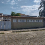 Excelente casa isolada com 03 dormitórios, sendo 01 suíte, edícula com 02 dormitórios, piscina, churrasqueira e 06 vagas de garagem no Balneário Maracanã.