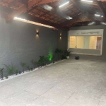 Excelente casa geminada com 02 dormitórios sendo 01 suíte, piscina, churrasqueira e 04 vagas de garagem na Vila Caiçara. Proprietário estuda parcelamento direto a curto prazo e veículo como parte de p