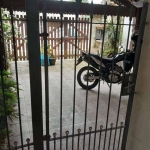 Excelente casa no Jardim Melvi com 02 dormitórios, 02 vagas de garagem e edícula.