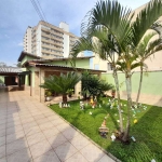 Excelente casa com 02 dormitórios, sendo 01 suíte, 04 vagas de garagem, piscina, ampla área gourmet com churrasqueira, ampla edícula com 32 metros quadrados. O imóvel está localizado no Balneário Flór