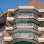 O prédio possui apenas 8 andares, sendo um apartamento por andar