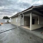 Casa térrea, com terreno de esquina, em processo deaverbação.