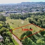 Lote de 4.000 m2 com vista panorâmica da cidade, em região com casas de alto pad