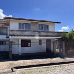 Casa  com 4 dormitórios, pátio e excelente posição solar no bairro Noal