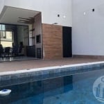 Linda casa no CALEDÔNIA em Camboriú com 3 Suítes e 4 Vagas Privativas