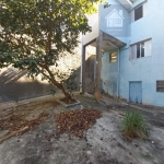 Casa com 4 quartos e quintal, terreno amplo em rua tranquila residencial