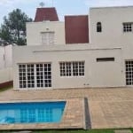 Abaixo do valor de avaliação, esta casa está situada em um condomínio exclusivo com poucas residências,