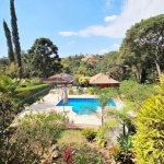 A área de lazer é um verdadeiro convite ao relaxamento, com uma bela piscina com cascata e um terraço externo.