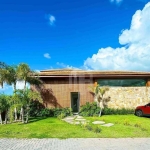 CASA A VENDA EM PRAIA DO FORTE, LITORAL NORTE DA BAHIA - Condomínio Praia Bella, acesso direto à praia, 5 suítes de alto padrão porteira fechada.