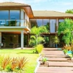 CASA A VENDA EM PRAIA DO FORTE, LITORAL NORTE DA BAHIA - Condomínio Praia Bella, acesso direto à praia, 7 suítes de alto padrão perto de tudo.