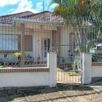 Excelente e ampla casa de esquina, sólida construção,  com três dormitórios, suíte, banho social, living, escritório, sala de jantar, cozinha, área de serviço, churrasqueira, todo em piso parquet.&lt;