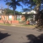 Casa de esquina no bairro Cristal, com 3 dormitórios, 2 banheiros, living amplo, cozinha, área de serviço, churrasqueira, 2 vagas de garagem coberta. Bom pátio com gradil. Próximo ao Barra Shopping e 