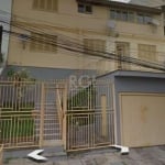 Casa com 3 dormitórios, 3 vagas de garagem, pátio, lareira, churrasqueira. Último andar, com entrada independente.&lt;BR&gt;&lt;BR&gt;A casa é muito mais interessante do quê parece ser pelas fotos.&lt