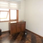 Ótimo apartamento no Menino Deus, reformado, desocupado, de frente, com 93m² privativos, de 3 dormitórios. Possui sala de estar, 3 dormitórios sendo 1 com sacada, banheiro amplo com box de vidro e ven