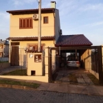 Vende bela casa em condomínio fechado, com 3 dormitórios, 2 suítes, com sacadas, com sala, living amplo, cozinha americana com bancada de granito com churrasqueira, garagem coberta, ar condicionado, c