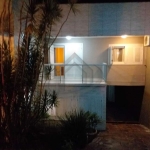 Vende maravilhosa casa no bairro Glória, com 200 m² privativos, detalhes de acabamento moderno e de extremo bom gosto , com 2 dormitórios, sendo 2 suítes e uma delas com sacada, closet e banheira de h