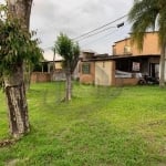 Vende casa de 4 dormitórios, ampla sala de estar, 3 banheiros, área com churrasqueira e garagem para dois carros. Muito bem localizado, próximo de mercados, farmácias e bancos. Agende já sua visita!