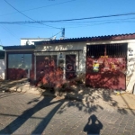 vende bela casa, com 3 dormitórios sendo 2 suítes com closet, ampla sala de estar, cozinha individual, área de serviço, área fechada com churrasqueira. Ao lado do imóvel no mesmo pátio, tem uma loja c