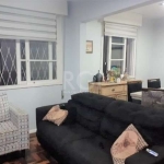 Ótimo apartamento no Condomínio Marechal Mesquita, no bairro Teresópolis, com 77m² privativos, reformado, de 3 dormitórios, 2 banheiros, e vaga*. Possui living amplo com sala de estar e sala de jantar