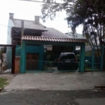 Maravilhosa casa mobiliada no bairro Nonoai, com 3 dormitórios, 3 banheiros, living 2 ambientes com lareira, lavabo, copa, cozinha, sala de estar, pátio com piscina, salão de festas, churrasqueira e v