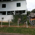 Vende casa em condomínio de seis casas, é a única unidade com acesso individual, possui 1 dormitório, sala de estar, 1 banheiro, cozinha americana, possibilidade de ampliação acima com laje. Garagem, 