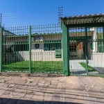 Casa térrea com 3 dormitórios Parque Santa Fé, com 1 suíte, sala de estar, sala de jantar, banheiro social, cozinha, pátio, piscina, garagem coberta para 5 carros e 1 descoberta. Nos fundos com uma ed