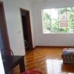 Apartamento de 01 dormitório, próximo ao Nacional, no bairro Rio Branco, em Porto Alegre, living 2 ambientes, banheiro, cozinha e área de serviço, ensolarado, reformado, bem conservado, semi-mobiliado