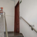 Lindo apartamento 1 dormitório, banheiro, sala ampla, ficam todos móveis e splits, cozinha, área de serviço. Perto da Av. Teresópolis, comércio, transporte, escolas e bancos.