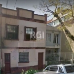 Casa tipo sobrado com quatro dormitórios, salas de jantar e estar, WC social e auxiliar, cozinha e área de serviço, com pátio arborizado nos fundos.&lt;BR&gt;Ótima oportunidade para investidores pois 