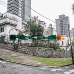 AMPLA casa em localização privilegiada do bairro Rio Branco com 5 dormitórios sendo 2 suítes, living 2 ambientes com terraço, sala de jantar com lareira, copa, estar intimo com bar, 5 banheiros, patio