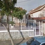 casa de três dormitórios e uma vaga na garagem no bairro Vila João Pessoa em Porto Alegre.&lt;BR&gt;Living para dois ambientes, banheiro social, copa, cozinha e pátio.