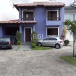 Casa com 05 dormitórios em condomínio fechado no Sarandi, em Porto Alegre. Andar térreo com living dois ambientes com lareira, Jardim de Inverno, ampla cozinha,  churrasqueira, dormitório, banheiro e 