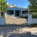 Casa para venda em Porto Alegre/RS | O imóvel conta com 2 dormitórios, sala de estar, cozinha integrada, 2 banheiros, garagem fechada para 2 automóveis, varanda e pátio na frente com espaço para mais 