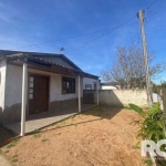 Casa à venda no bairro Lami | Imóvel com 2 dormitórios no bairro Lami, com segunda casa nos fundos com mais 3 dormitórios, vaga de garagem, sala, cozinha, a poucos metros do asfalto na avenida princip