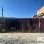 Casa à venda no bairro Restinga | Localizada na primeira unidade, com 2 dormitórios, sala e cozinha integradas e banheiro social, área externa com churrasqueira e peça externa com banheiro e dormitóri