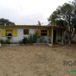 Casa 2 Dormitórios no Lami. Casa a 100 metros da Praia do Lami. Rua Tranquila e Arborizada. Casa com 2 Dormitórios, Sala / Cozinha e Banheiro. Garagem Coberta para 2 Carros. ESTUDA-SE CARRO COMO PARTE