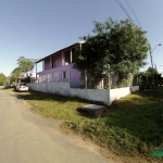 Casa para Compra em Porto Alegre | Ótima Casa de Esquina, com Sacada/Terraço, Sala de Estar, Cozinha Ampla, Banheiro Social e Área de Serviço. Área de Lazer com Churrasqueira e Banheiro. Terreno de 30