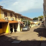 Casa sobrado em condomínio, com 3 quartos/dormitórios, 96 metros privativos, living 02 ambientes, cozinha americana com bancada de granito, banho social, banho auxiliar, área de serviço separada com c