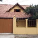 Casa estilo sobrado com 3 dormitórios sendo 1 suíte, amplo living, sala, lavabo, banheiro social cozinha, área de serviço, pátio com piscina e churrasqueira. Edícula nos fundos do pátio podendo ser um