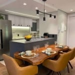 Apartamento finamente mobiliado com 53m² distribuídos em 1D, banheiro, living com sacada e integração à cozinha. 100% de automatizado - Cortinas, som, ar condicionado, eletros e iluminação, além de fe