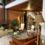 Excelente casa estilo sobrado, em terreno 12x25, com 4 dormitórios , andar térreo com:  um dormitório amplo, living 3 ambientes, com lareira, sala de jantar, cozinha, banho social, área de serviço. Pr