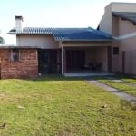 Casa a uma quadra do mar com dois dormitórios sendo uma suite , sala de estar que serve como mais um dormitório, cozinha  estilo americana , com area frontal  com espaço para colocar piscina  vaga par