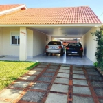 A casa possui 2 dormitórios, sala e cozinha integrada, lavanderia, banheiro e uma varanda nos fundos com churrasqueira. Além disso, conta com garagem para 4 carros com portão eletrônico e poço artesia