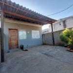 Vende-se casa térrea de alvenaria, 2 dormitórios, sala, cozinha, banheiro, área de serviço, vaga de garagem coberta para ate 2 carros, pátio murado e com gradil.&lt;BR&gt;Poucos metros da parada de ôn